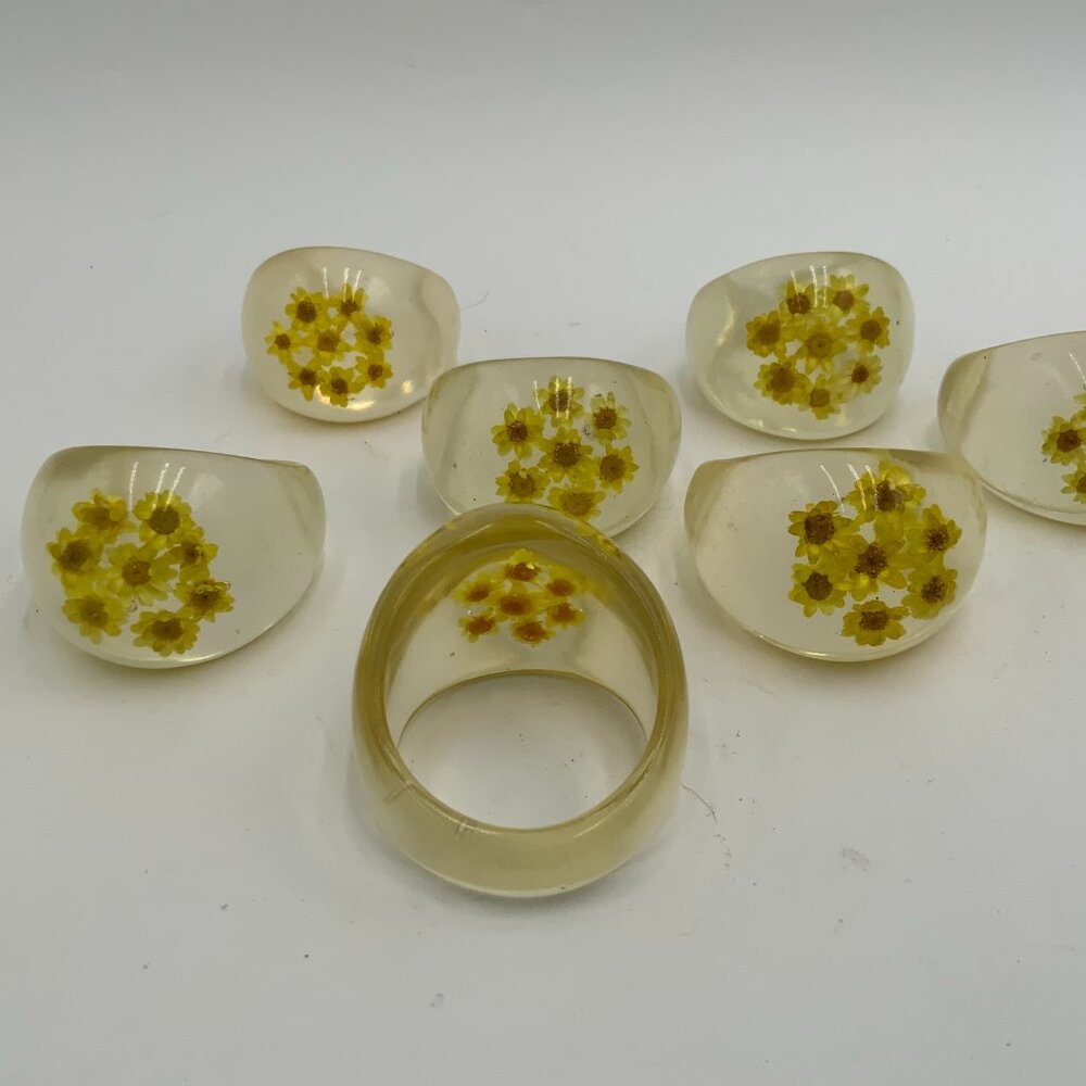Set of 7 Vtg Clear Lucite Napkin Rings W/ Yellow Miniature Dried Flowers - Picture 2 of 4